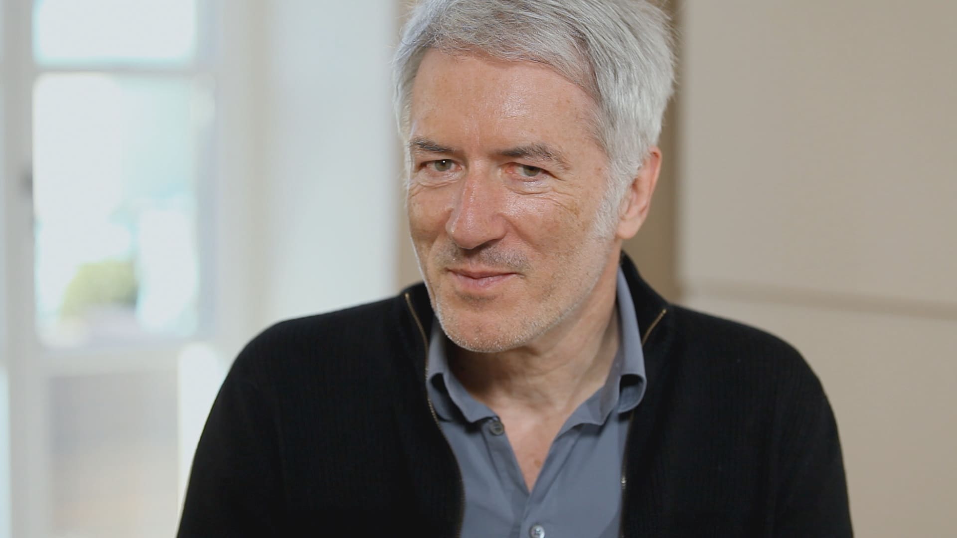 Stress an sich kann ein produktiver Zustand sein. Stress wird erst problematisch, wenn wir der Stress übermäßig wird. Das akute Stresssyndrom kann in einen chronische Überlastung münden. Dr. Reinhold Zeyer erklärt in diesem Beitrag, wie Hypnotherapie helfen kann, Stress zu reduzieren und mehr Wohlbefinden im Leben zu empfinden, in dem Lösungstrancen aktiviert werden.