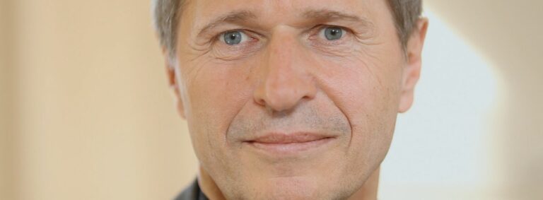 Dr Reinhold Bartl ist Leiter des Milton Erickson Institut in Insbruck und bietet einen interessanten biographischen Ansatz zur Selbst-Therapie mit Personen aus der eigenen Vergangenheit an, die eine wichtige Bedeutung für den eigenen Heilungsprozess haben. Über den inneren Dialog mit diesen bedeutsamen Figuren gelingt eine Verbindung mit heilsamen inneren Ressourcen.