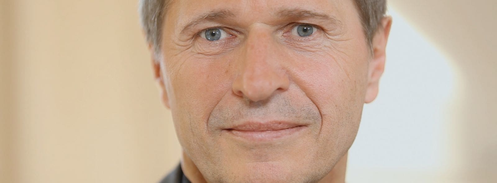 Dr Reinhold Bartl ist Leiter des Milton Erickson Institut in Insbruck und bietet einen interessanten biographischen Ansatz zur Selbst-Therapie mit Personen aus der eigenen Vergangenheit an, die eine wichtige Bedeutung für den eigenen Heilungsprozess haben. Über den inneren Dialog mit diesen bedeutsamen Figuren gelingt eine Verbindung mit heilsamen inneren Ressourcen.